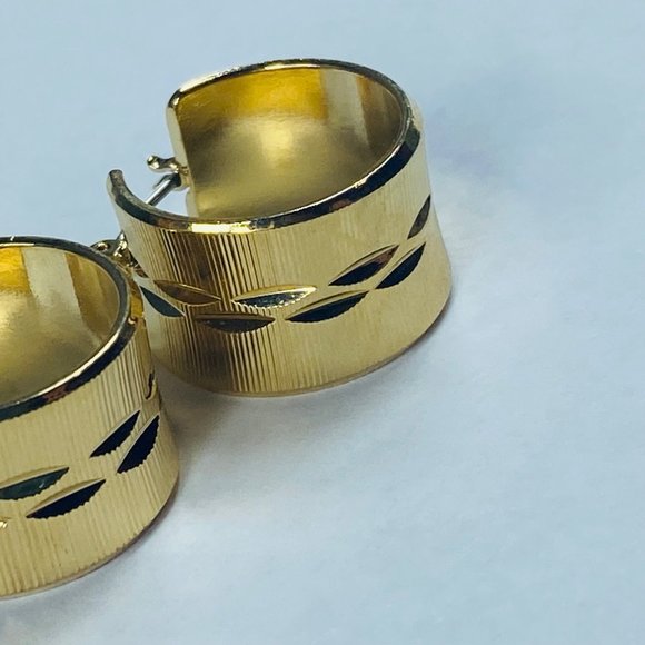 Monet Wide Hoop Pierced Earrings Shiny Gold Tone Womens Clip Fastener Classic - Picture 13 of 16